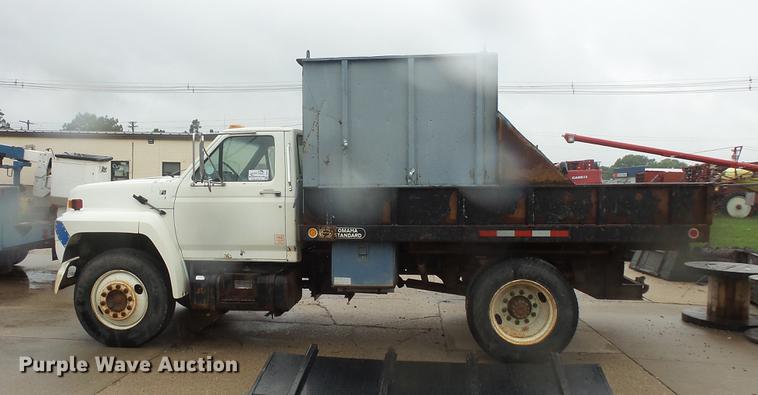 image for item DD4273 1994 Ford F700 dump truck