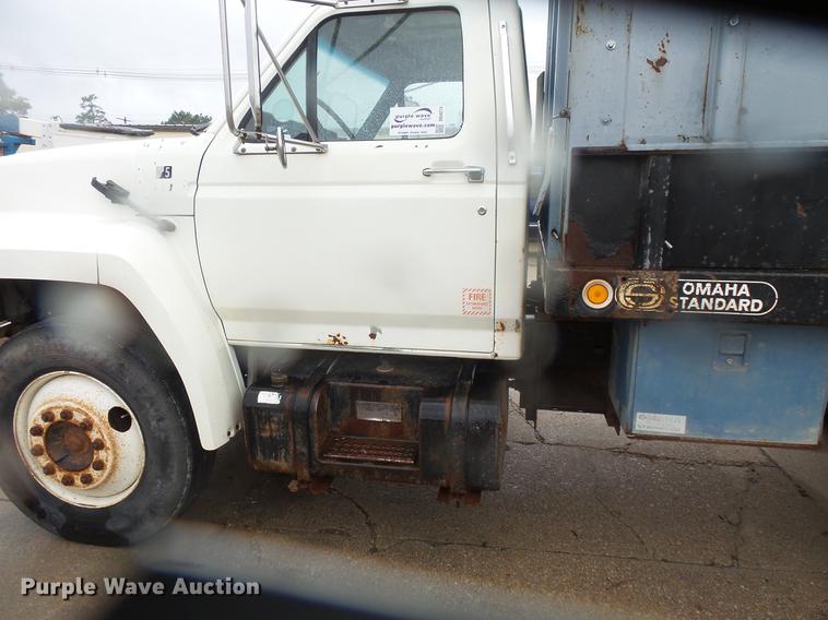 image for item DD4273 1994 Ford F700 dump truck