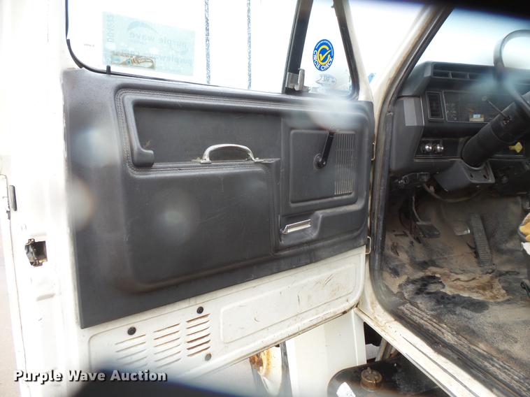 image for item DD4273 1994 Ford F700 dump truck