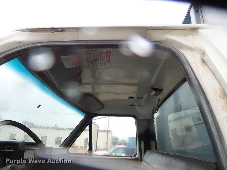 image for item DD4273 1994 Ford F700 dump truck