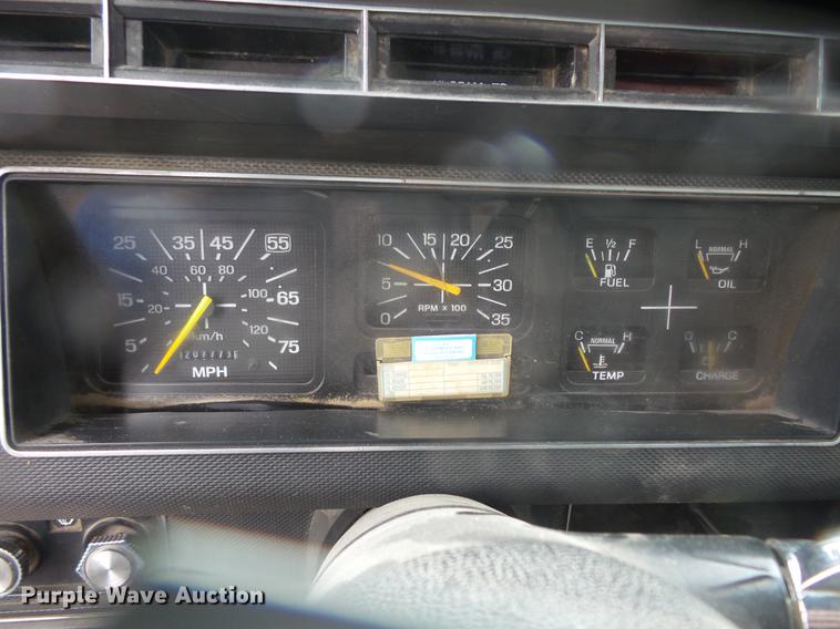 image for item DD4273 1994 Ford F700 dump truck