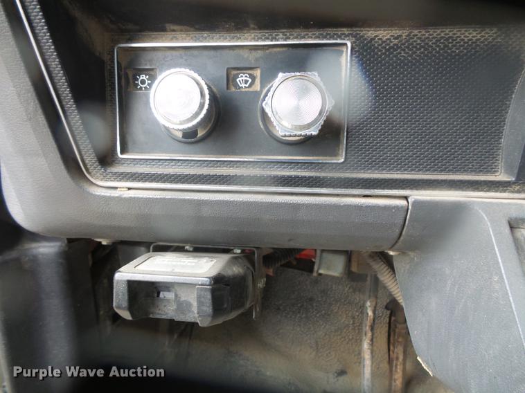 image for item DD4273 1994 Ford F700 dump truck