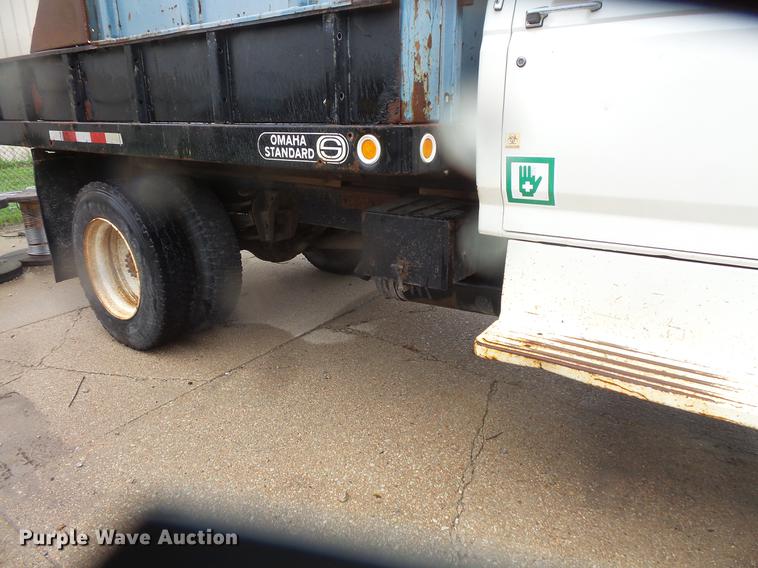 image for item DD4273 1994 Ford F700 dump truck