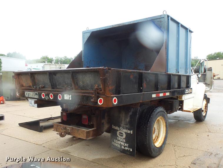 image for item DD4273 1994 Ford F700 dump truck