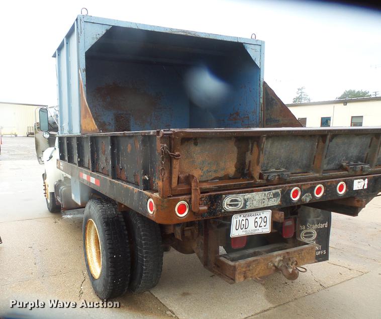 image for item DD4273 1994 Ford F700 dump truck