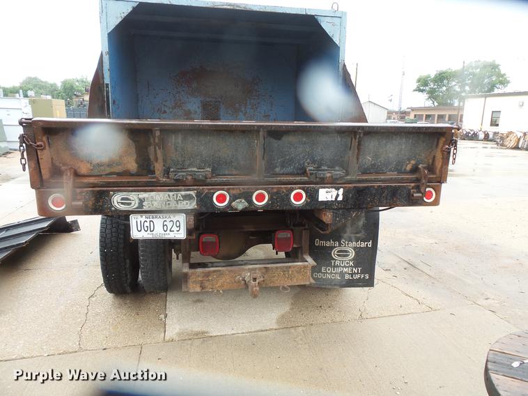 image for item DD4273 1994 Ford F700 dump truck