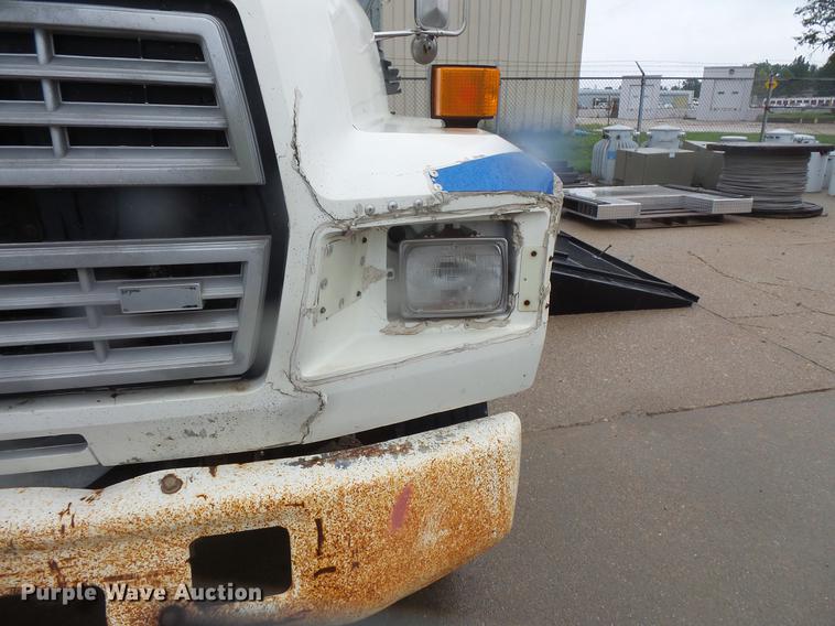 image for item DD4273 1994 Ford F700 dump truck