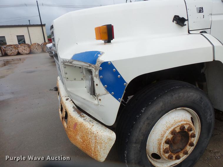 image for item DD4273 1994 Ford F700 dump truck