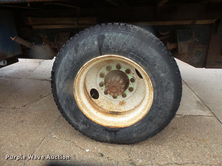 image for item DD4273 1994 Ford F700 dump truck