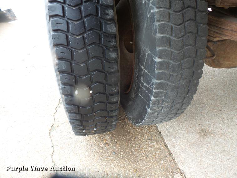 image for item DD4273 1994 Ford F700 dump truck