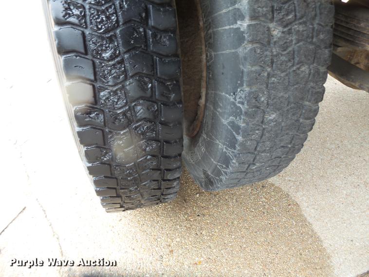 image for item DD4273 1994 Ford F700 dump truck