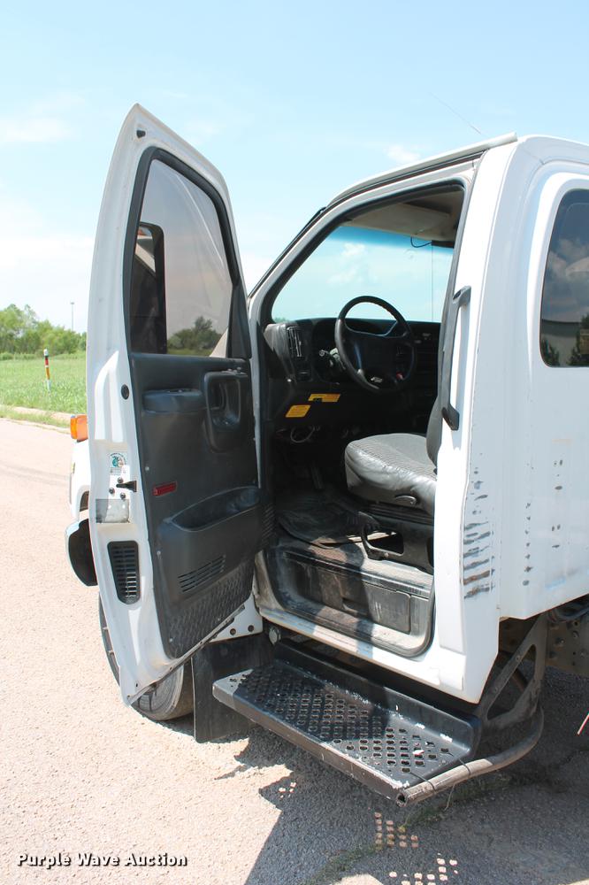 image for item DD5297 2007 GMC C4500 truck cab and chassis