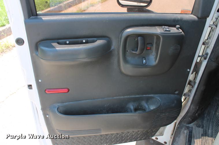 image for item DD5297 2007 GMC C4500 truck cab and chassis