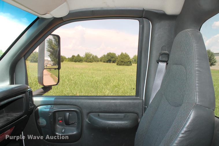 image for item DD5297 2007 GMC C4500 truck cab and chassis