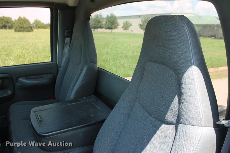 image for item DD5297 2007 GMC C4500 truck cab and chassis