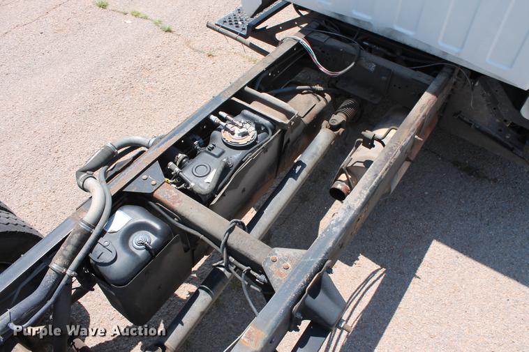 image for item DD5297 2007 GMC C4500 truck cab and chassis