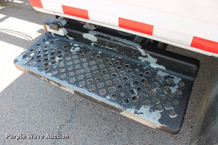 image for item DD5297 2007 GMC C4500 truck cab and chassis