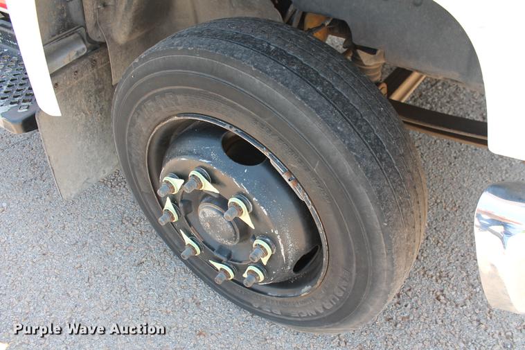 image for item DD5297 2007 GMC C4500 truck cab and chassis