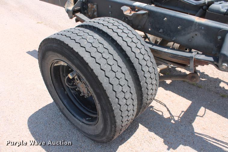 image for item DD5297 2007 GMC C4500 truck cab and chassis