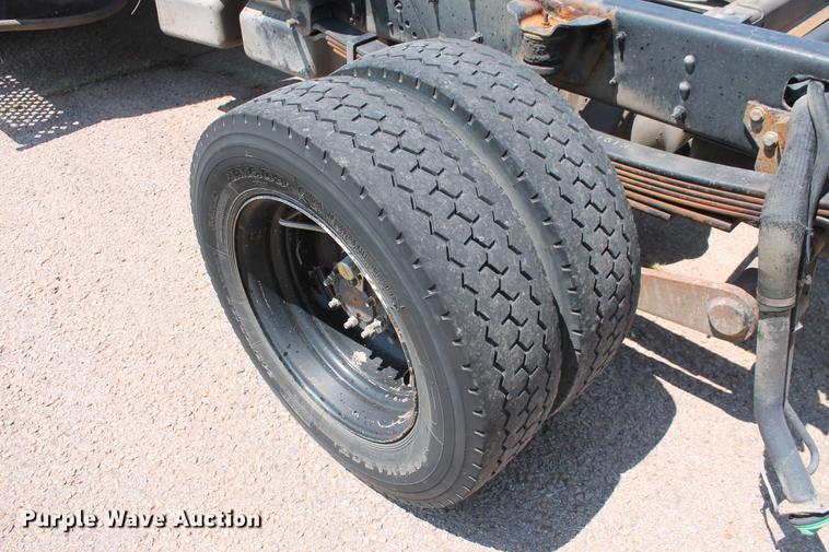 image for item DD5297 2007 GMC C4500 truck cab and chassis