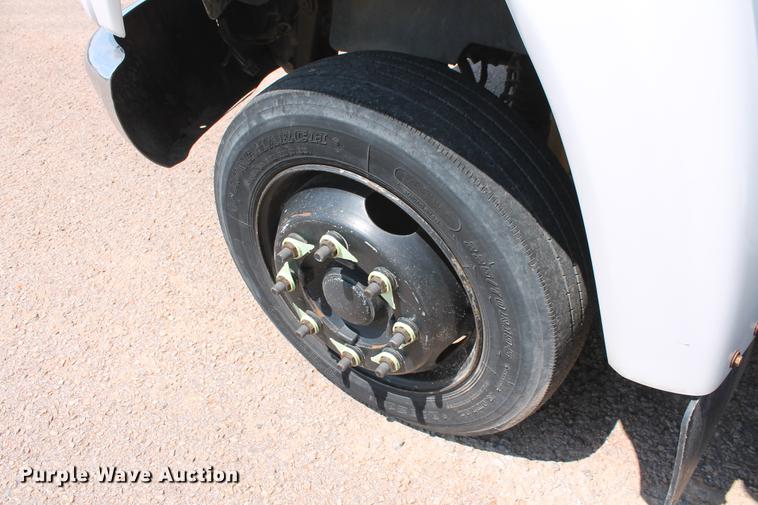 image for item DD5297 2007 GMC C4500 truck cab and chassis