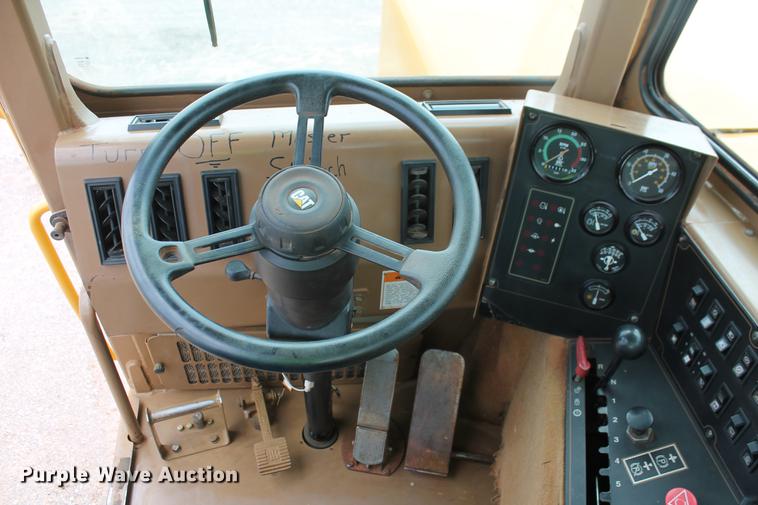 image for item DD5298 2005 Caterpillar 615C elevating scraper