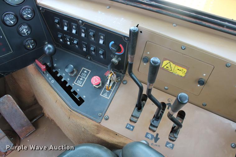 image for item DD5298 2005 Caterpillar 615C elevating scraper