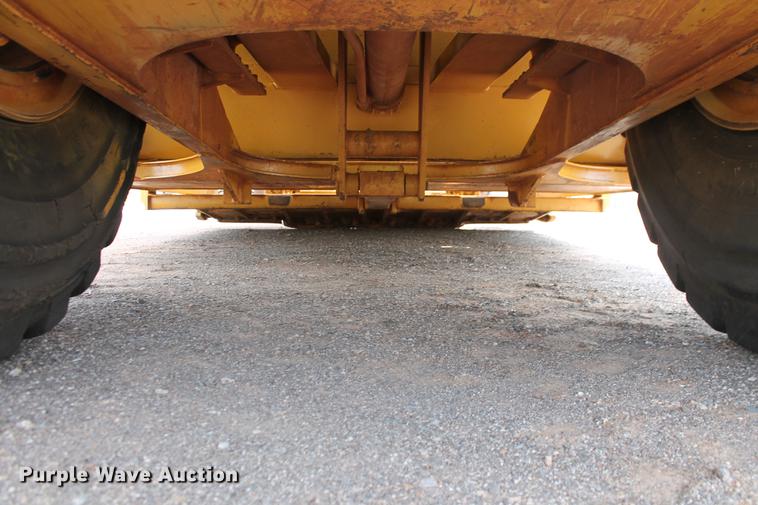 image for item DD5298 2005 Caterpillar 615C elevating scraper