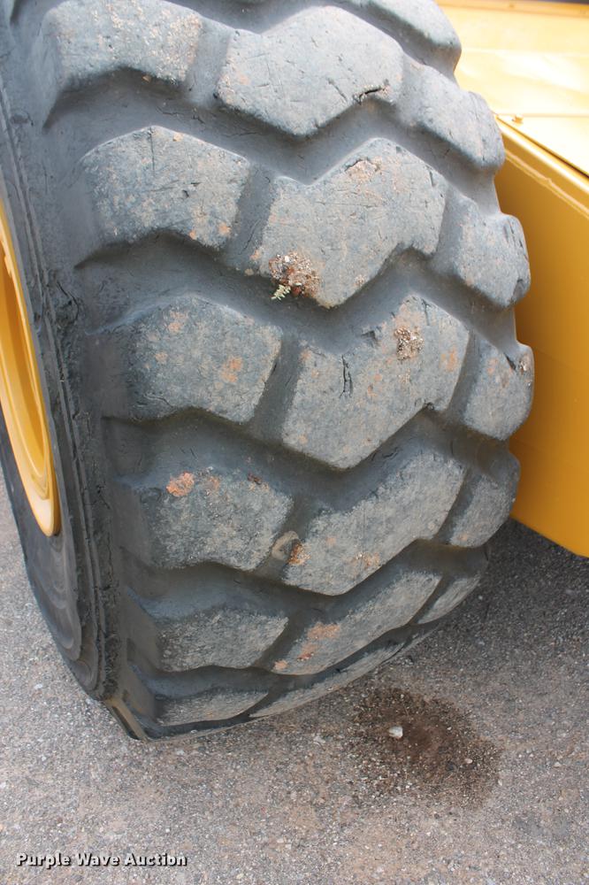 image for item DD5298 2005 Caterpillar 615C elevating scraper