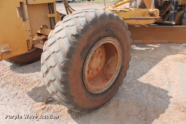 image for item DD5299 2002 Caterpillar 140H VHP motor grader