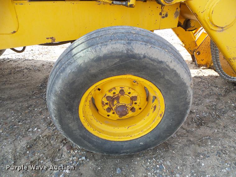 image for item DD5842 1988 John Deere 210C backhoe