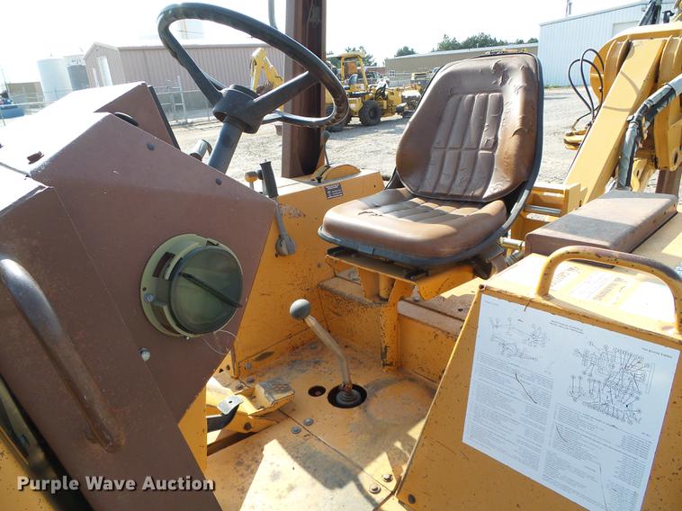 image for item DD5846 1994 Case 860 vibratory cable plow