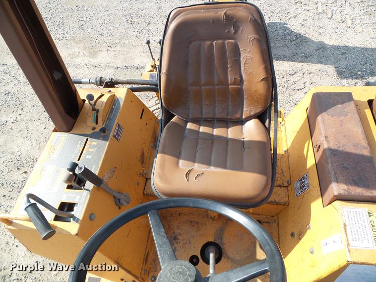 image for item DD5846 1994 Case 860 vibratory cable plow