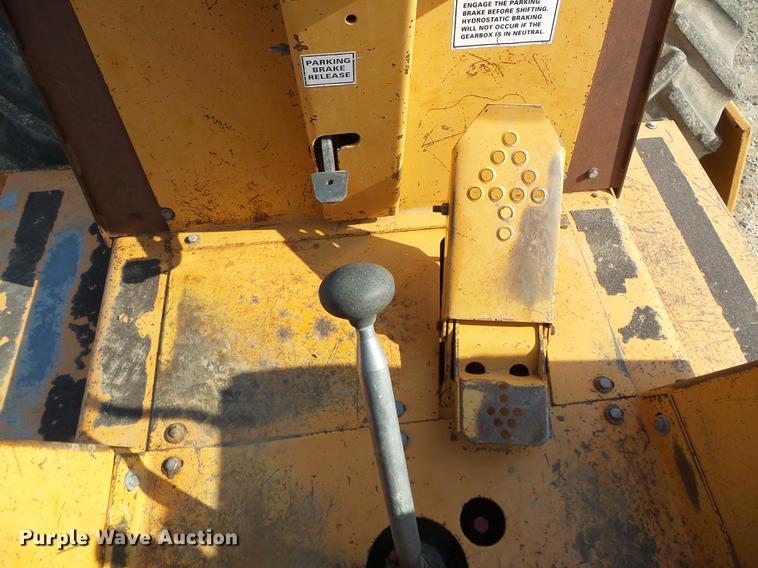 image for item DD5846 1994 Case 860 vibratory cable plow