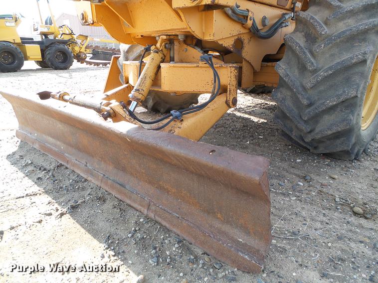 image for item DD5846 1994 Case 860 vibratory cable plow