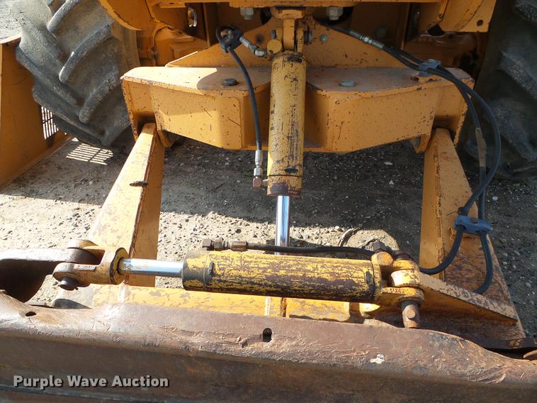 image for item DD5846 1994 Case 860 vibratory cable plow
