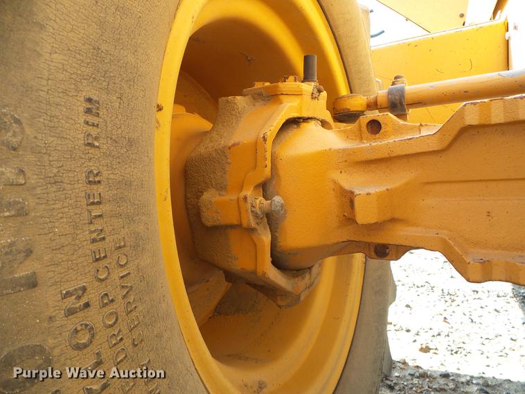 image for item DD5846 1994 Case 860 vibratory cable plow