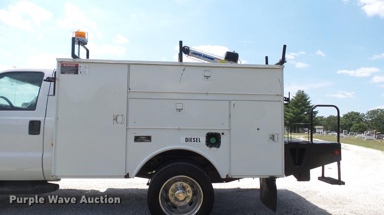 image for item DD7333 2008 Ford F550 Super Duty XL utility bed truck with crane