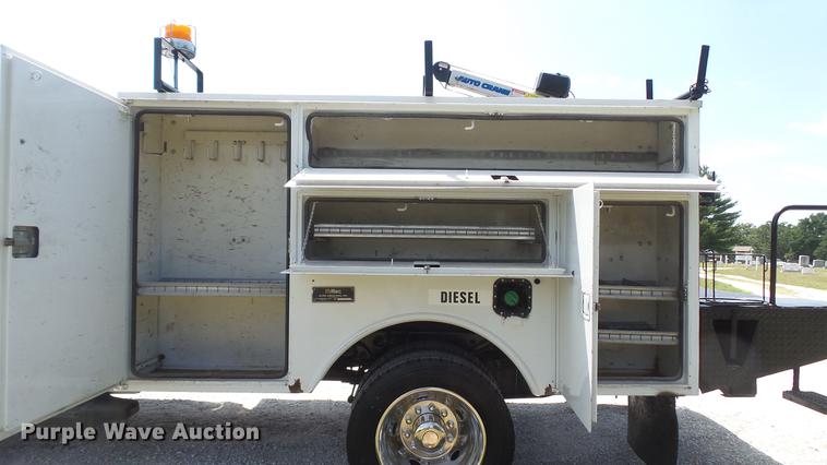 image for item DD7333 2008 Ford F550 Super Duty XL utility bed truck with crane