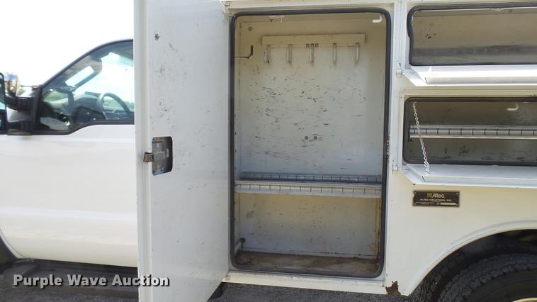 image for item DD7333 2008 Ford F550 Super Duty XL utility bed truck with crane