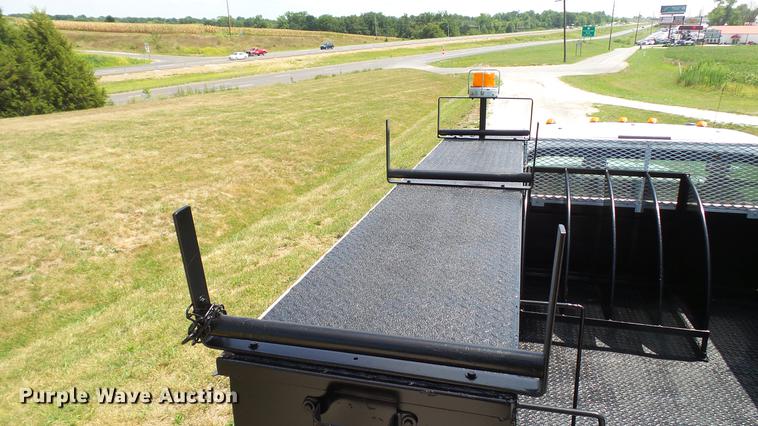image for item DD7333 2008 Ford F550 Super Duty XL utility bed truck with crane