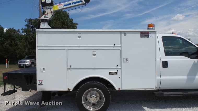 image for item DD7333 2008 Ford F550 Super Duty XL utility bed truck with crane