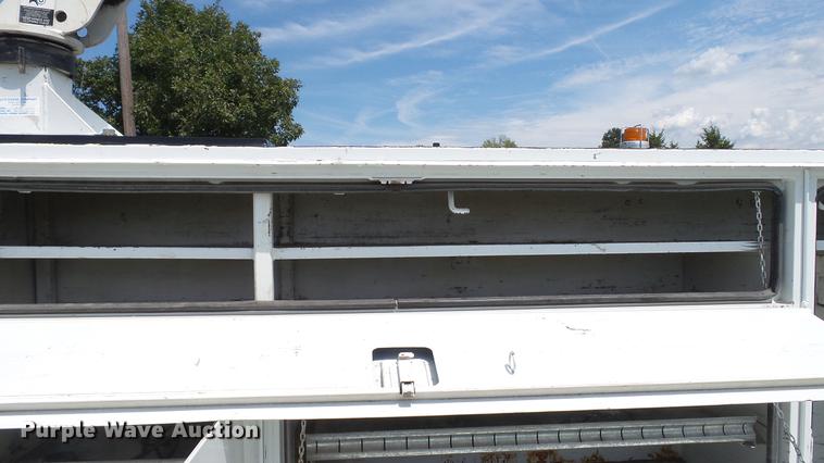 image for item DD7333 2008 Ford F550 Super Duty XL utility bed truck with crane