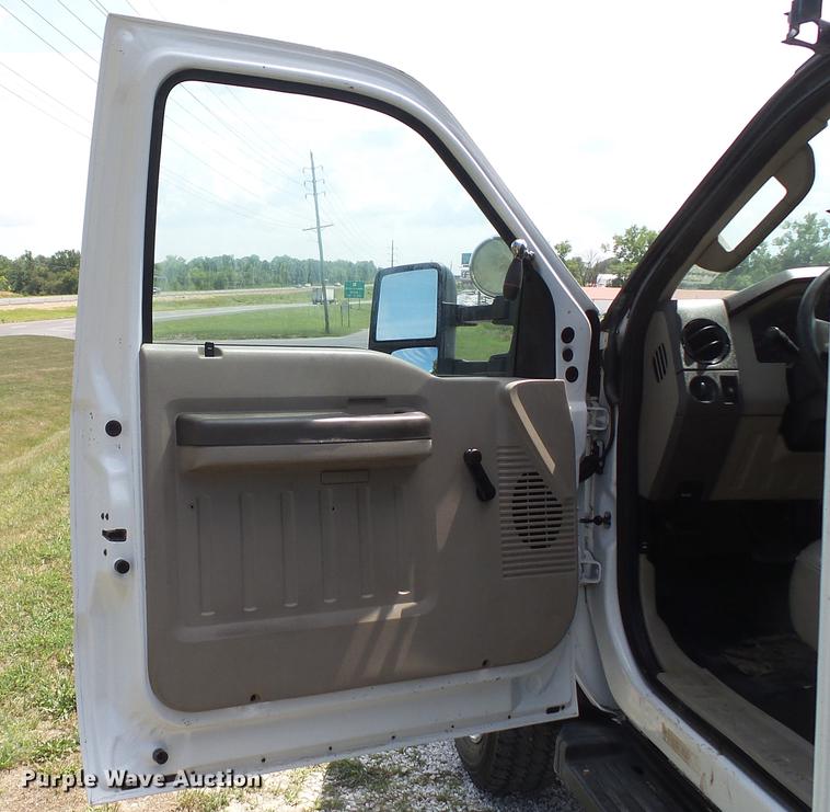 image for item DD7333 2008 Ford F550 Super Duty XL utility bed truck with crane