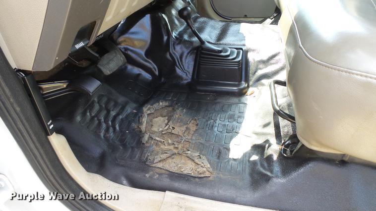 image for item DD7333 2008 Ford F550 Super Duty XL utility bed truck with crane