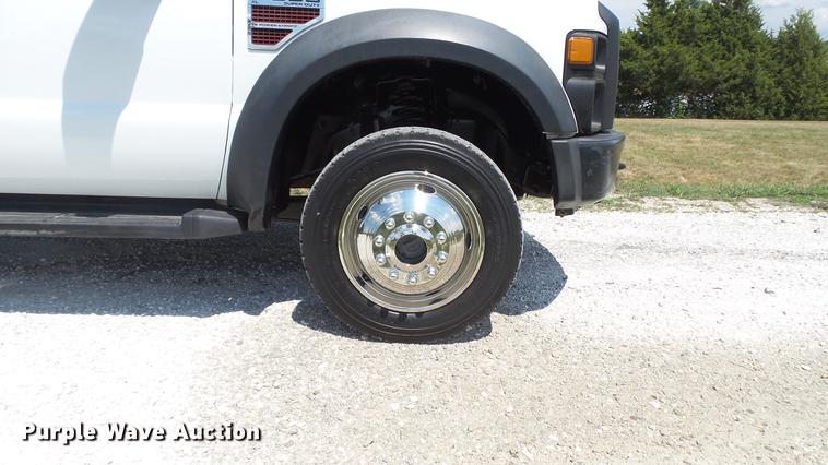 image for item DD7333 2008 Ford F550 Super Duty XL utility bed truck with crane