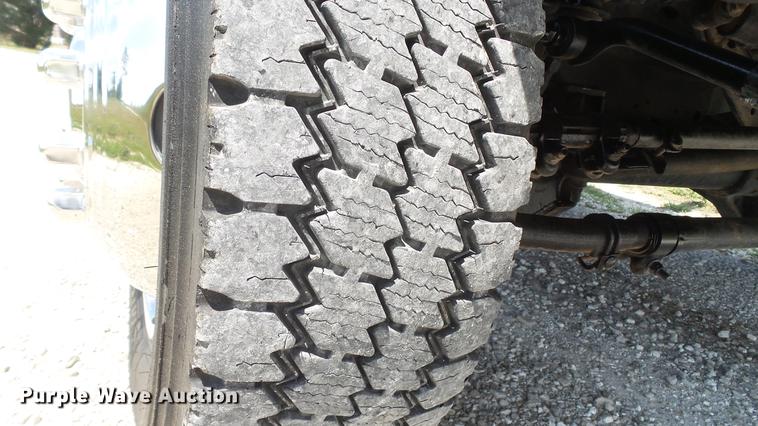 image for item DD7333 2008 Ford F550 Super Duty XL utility bed truck with crane