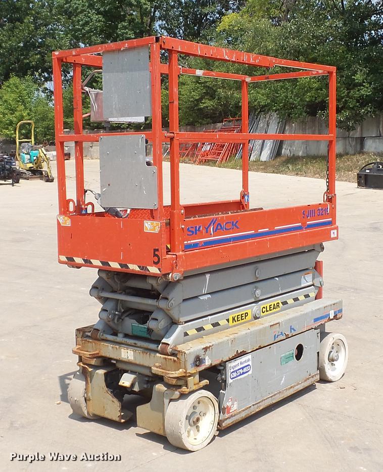 image for item DD7341 2008 Sky Jack SJIII 3219 scissor lift