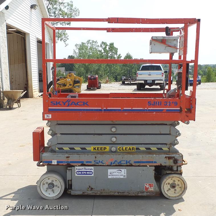 image for item DD7341 2008 Sky Jack SJIII 3219 scissor lift
