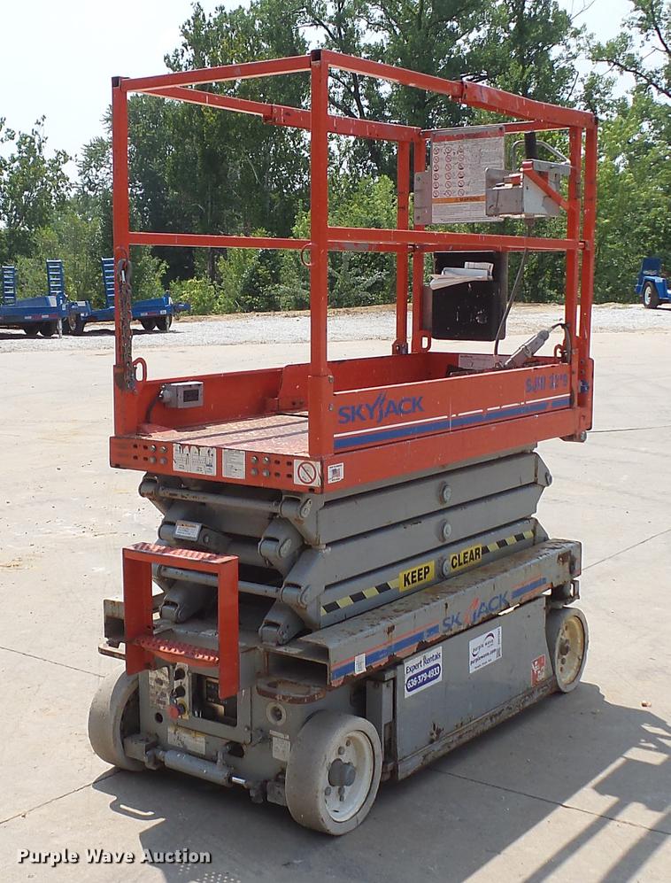 image for item DD7341 2008 Sky Jack SJIII 3219 scissor lift